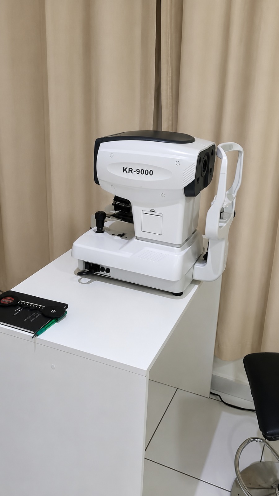 Autorrefrator KR-9000 usado na medição do grau